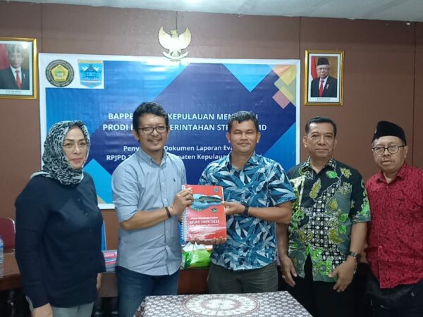 PSIP STPMD “APMD” Serahkan Dokumen Evaluasi RPJPD Kabupaten Kepulauan Mentawai 2005-2025